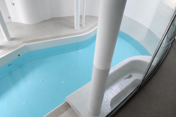 Unutarnji wellness bazen s mozaik pločicama i zaobljenim rubovima