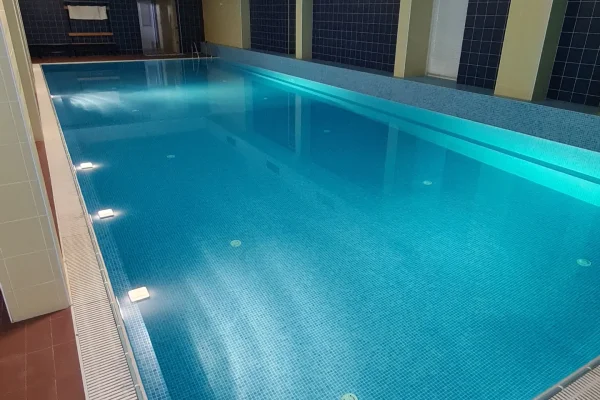 Unutarnji bazen obložen plavim mozaik pločicama u wellness centru